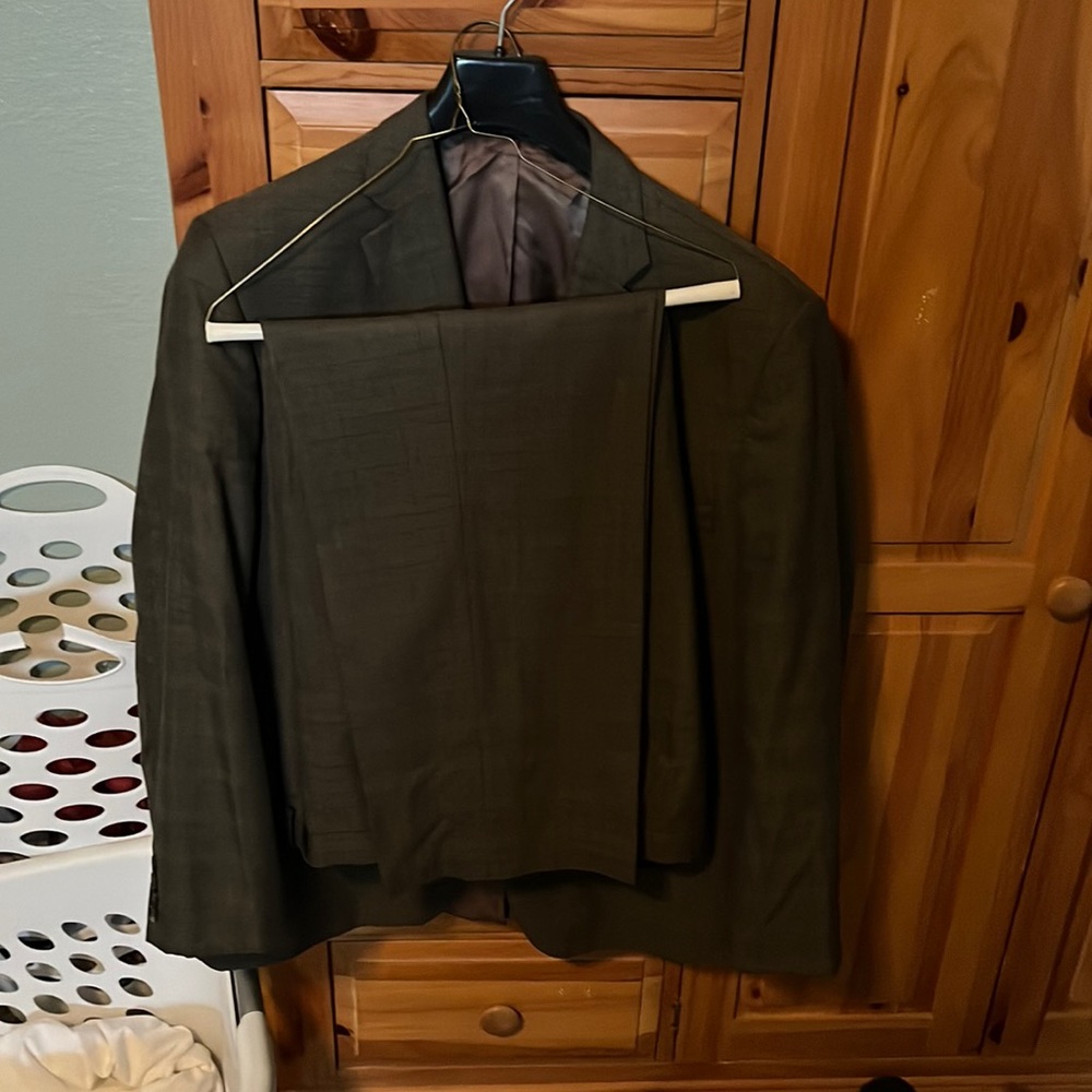 Haggar “Tailored” fit suit. 48r jacket 38W 32L pants